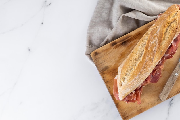 Spaanse serranoham sandwich op marmeren achtergrond