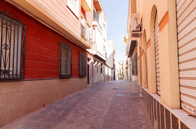 Spaanse straat in de stad Motril met particuliere huizen langs de straat