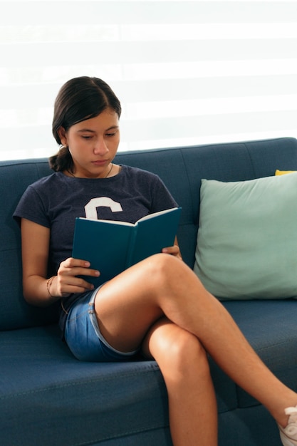 Spaanse student zit thuis een boek te lezen