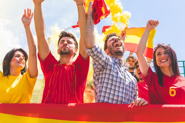 Spaanse supporters juichen klappen in het stadion