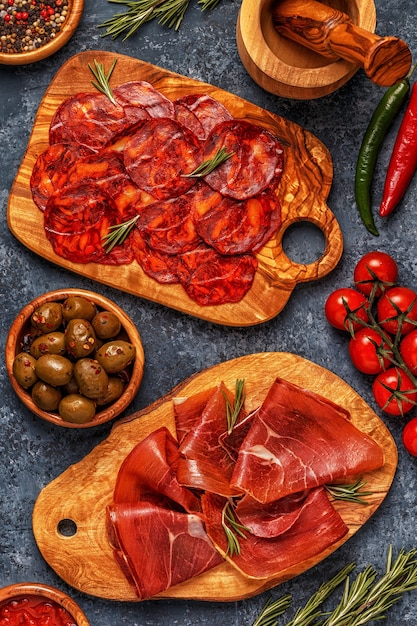 Spaanse tapas met chorizo, jamon, picknicktafel