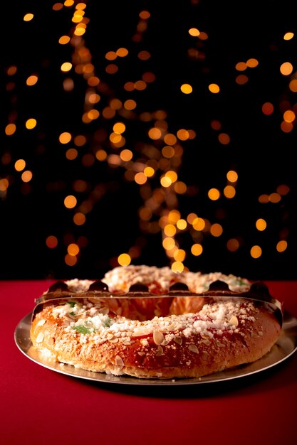 Spaanse typische openbaringscake Roscon de Reyes en kerstlicht