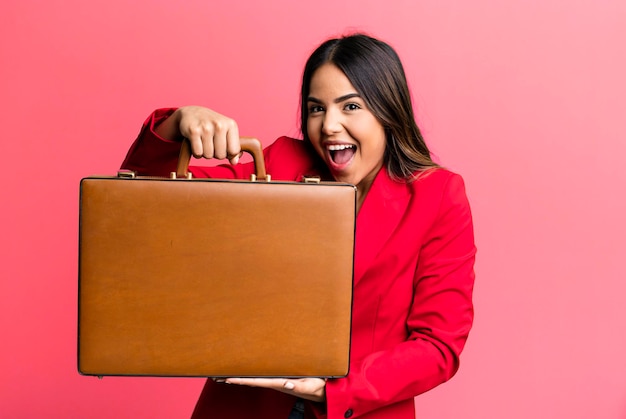 Spaanse vrij jonge volwassen vrouw met een koffer met bankbiljetten