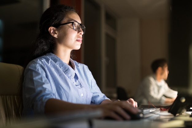 Spaanse Vrouw die bij Nacht werkt