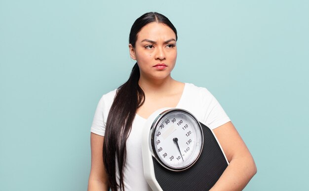 Spaanse vrouw die zich verdrietig, boos of boos voelt en opzij kijkt met een negatieve houding