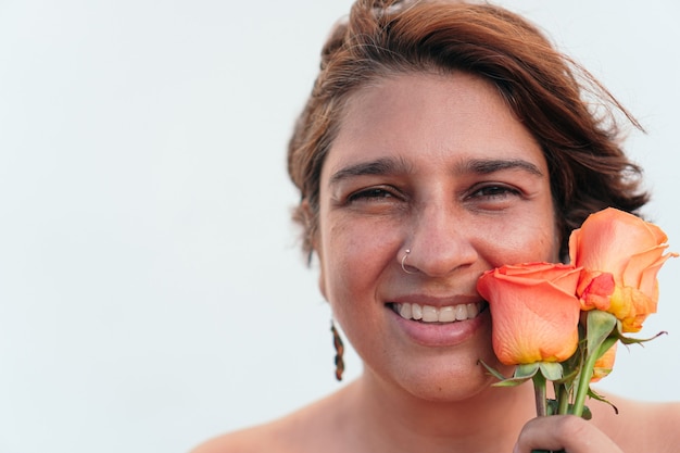 Spaanse vrouw met oranje bloemen