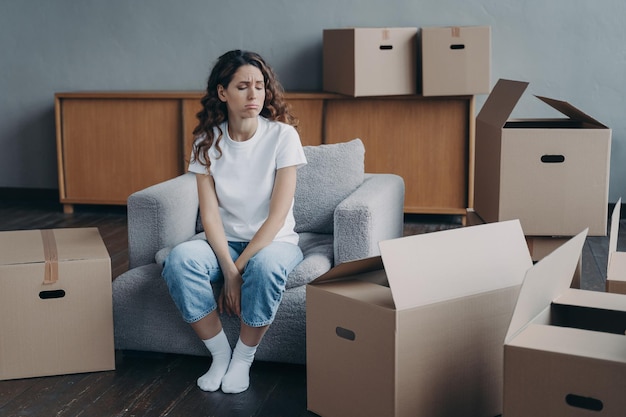 Spaanse vrouw voelt zich moeilijk om alleen te wonen Jonge mooie dame is moe van het uitpakken van dozen