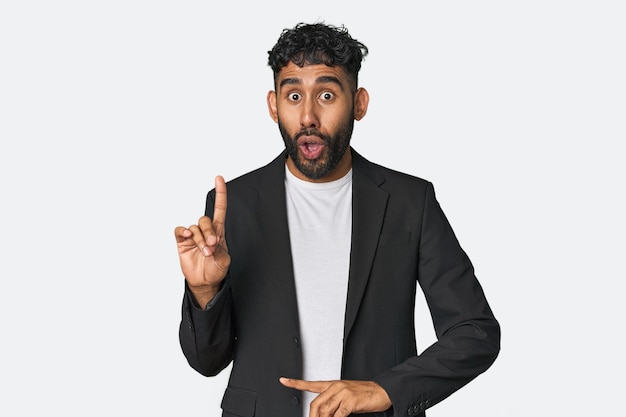 Spaanse zakenman in pak in de studio met een geweldig idee concept van creativiteit