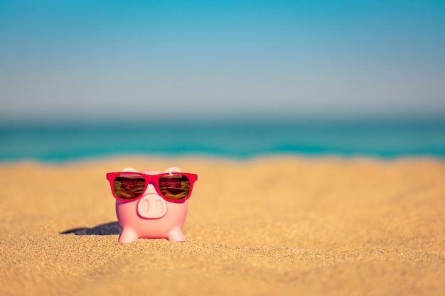 Spaarvarken op het strand in de zomer