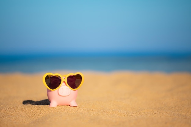 Spaarvarken op het strand in de zomer