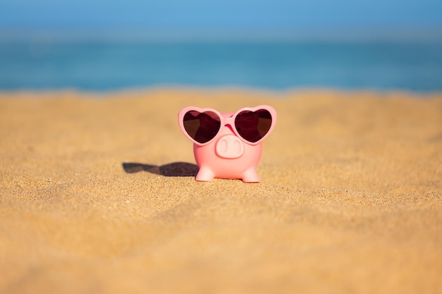 Spaarvarken op het strand in de zomer