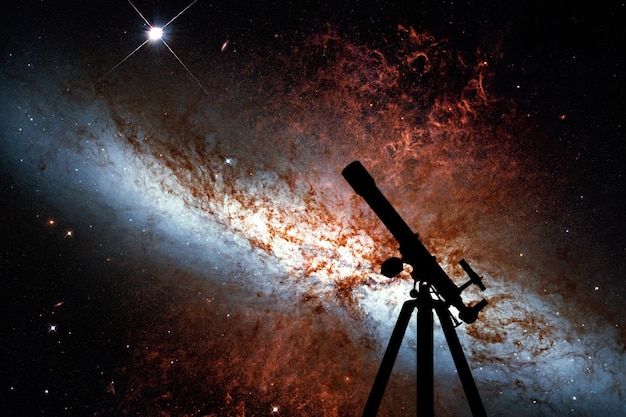 Foto fondo dello spazio con la siluetta del telescopio. messier 82, cigar galaxy o m82 nella costellazione dell'orsa maggiore gli elementi di questa immagine sono forniti dalla nasa.