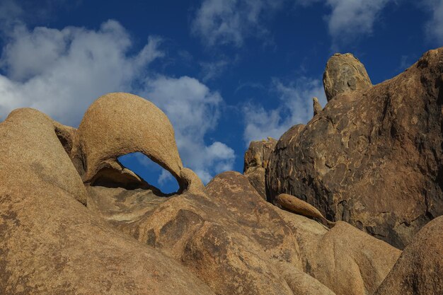 Space Case Arch en Baseball Bat Arch in Californias Alabama Hills National Scenic Area