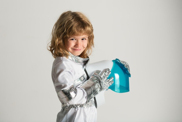 Space kids kosmonaut concept portret van positieve kleine jongen met helm met vreugde geïsoleerde backgr