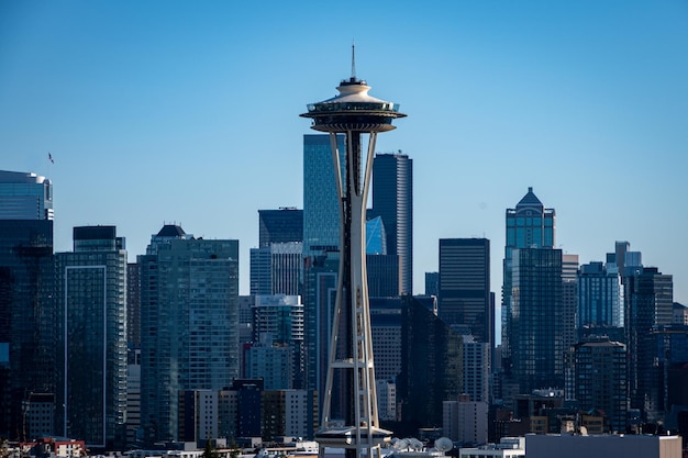 Foto l'ago spaziale a seattle di fronte allo skyline e ai grattacieli di seattle