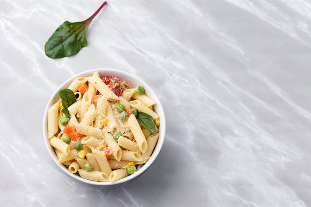 space pasta met groente en kaas