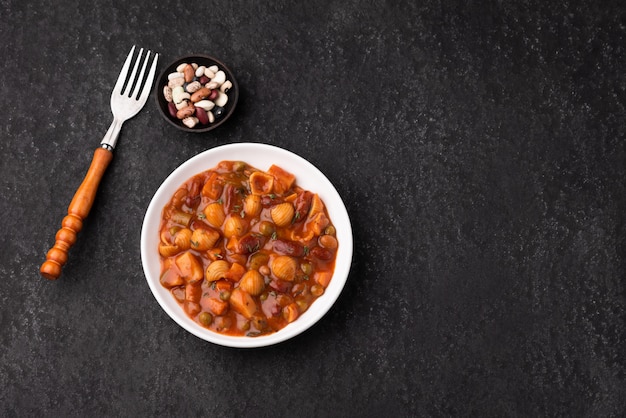 Zuppa di piselli in grani di pasta vegetale in salsa di pomodoro