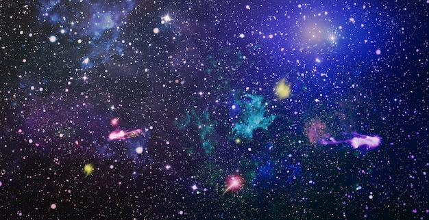 Космическая сцена со звездами в галактике. Панорама. Вселенная наполнена звездами, туманностями и галактиками.