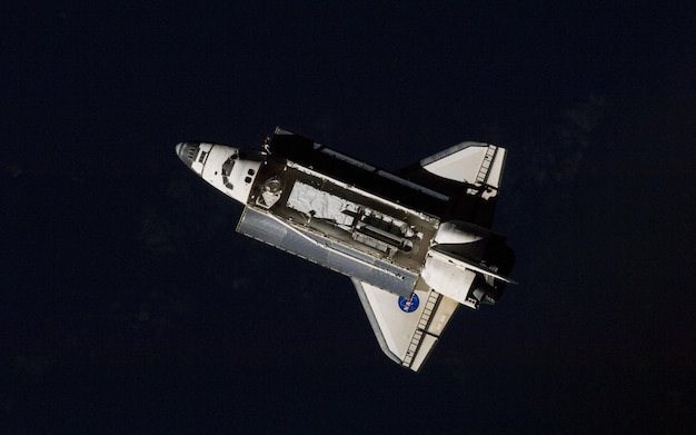 Photo a space shuttle is flying in the dark sky