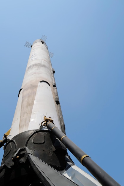 Foto space x raket schip tegen blauwe hemel