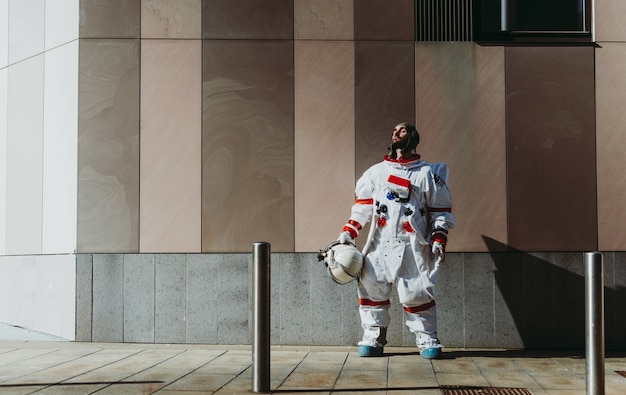 Spaceman in una stazione futuristica. astronauta con tuta spaziale che cammina in un'area urbana