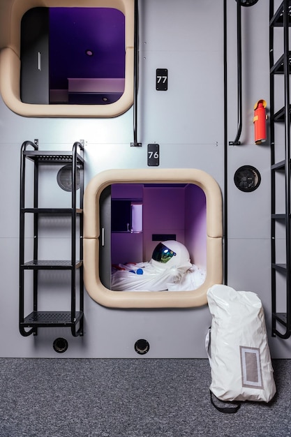 L'astronauta riposa nel modulo dormitorio del capsule hotel