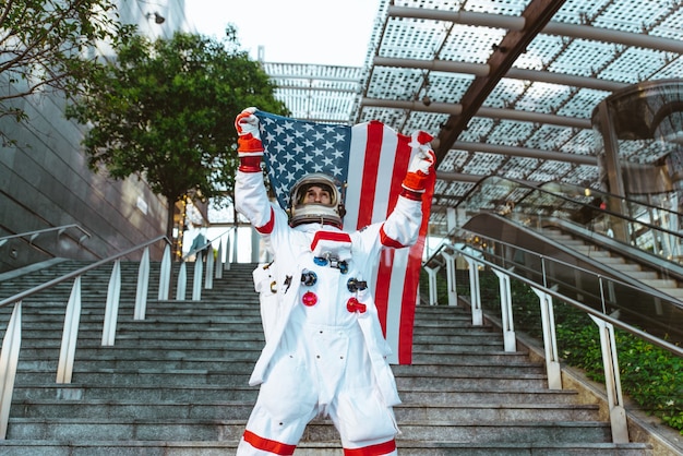 Spaceman in een futuristisch station. Man met ruimtepak wandelen in een stedelijk gebied