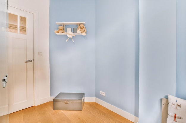 아늑하고 현대적인 집에 밝은 색상의 선반에 장난감이 있는 넓은 어린이 방