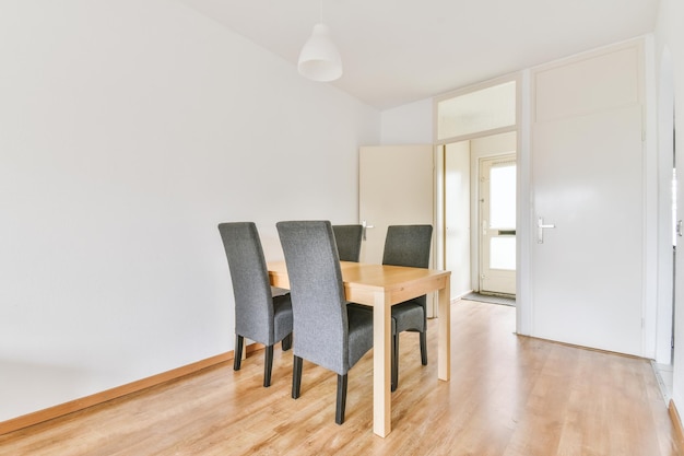Просторный обеденный стол и стулья в современной квартире в стиле минимализм