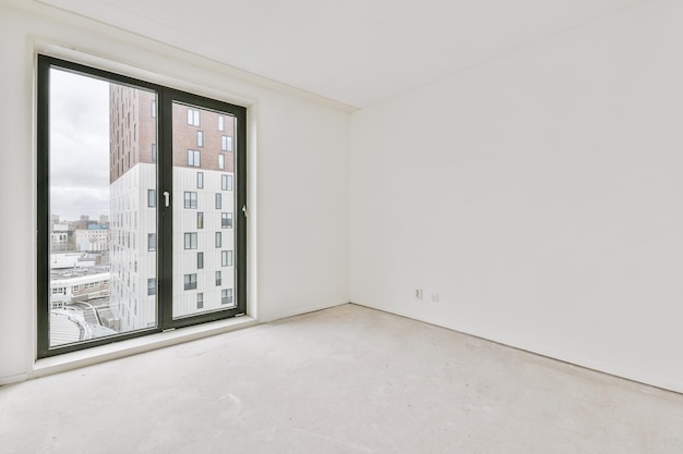 Просторная пустая светлая комната в белых тонах с панорамными окнами в современном доме