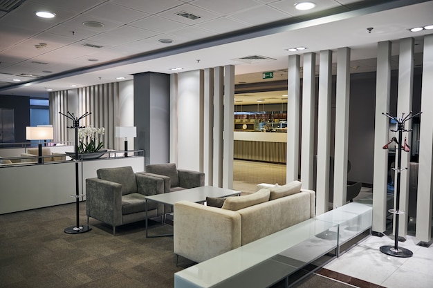 Foto spaziosa lounge aeroportuale moderna per viaggiatori di alto livello