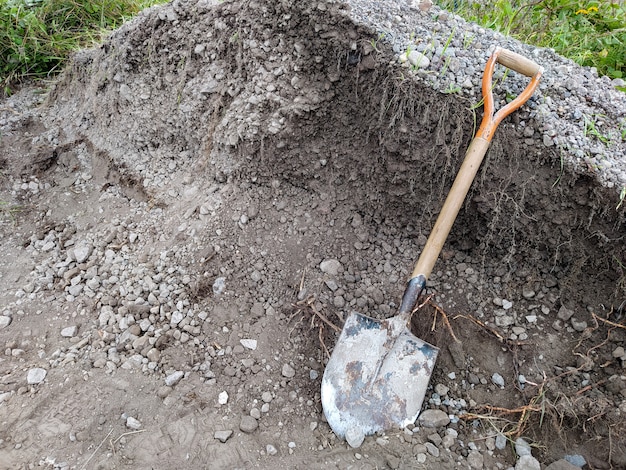 Лопата на грязной земле