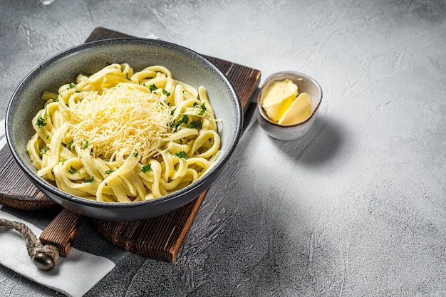 Spaetzle Duitse eiernoedels met kaas geserveerd met peterselie Witte achtergrond Bovenaanzicht Kopieer ruimte