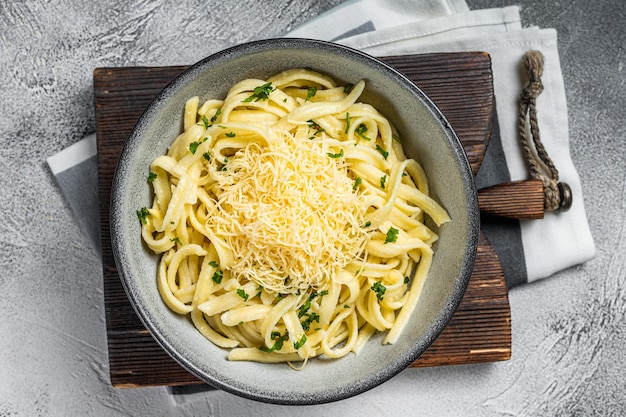 Spaetzle Duitse eiernoedels met kaas geserveerd met peterselie Witte achtergrond Bovenaanzicht