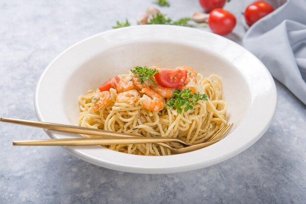 Spagetti marinara met shripms. pastagerecht op grijze betonnen tafel