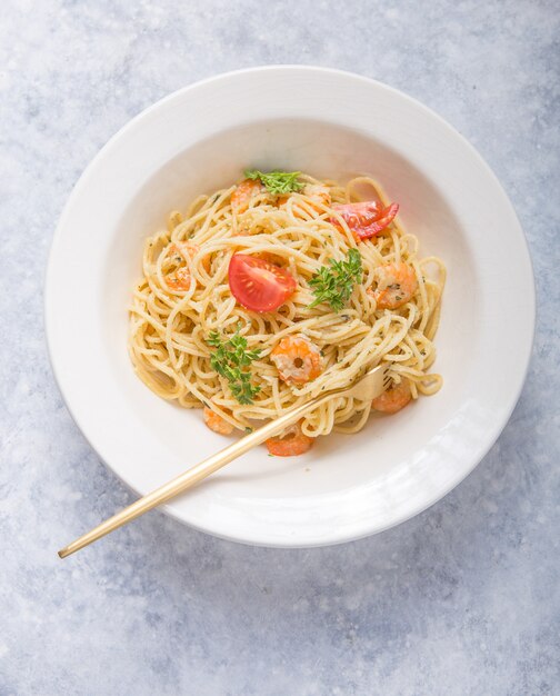 Spagetti marinara met shripms. pastagerecht op grijze betonnen tafel