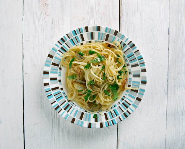 Photo spaghetti aglio e olio -  spaghetti with garlic and oil.traditional italian pasta dish, coming from napoli