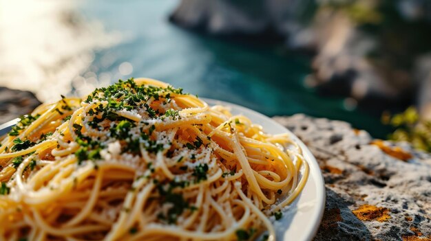 Спагетти Aglio Olio на фоне средиземноморского побережья