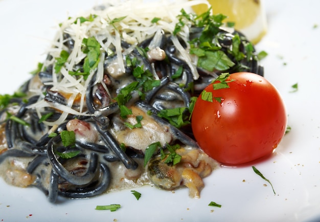 Spaghetti al Nero di Seppia. Паста из водорослей, морепродукты,