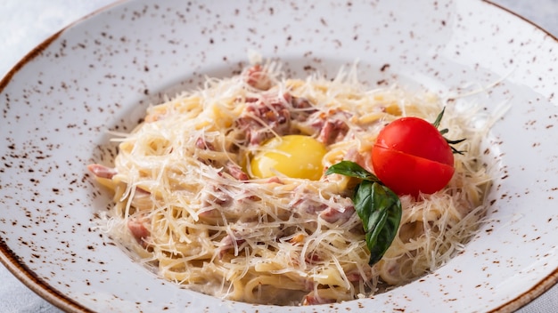 Spaghetti alla carbonara, uova, parmigiano e salsa di panna. avvicinamento