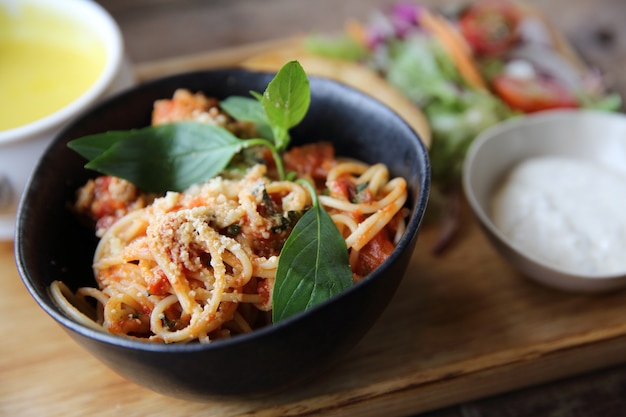 木の背景のイタリア料理のスパゲッティとミートボール