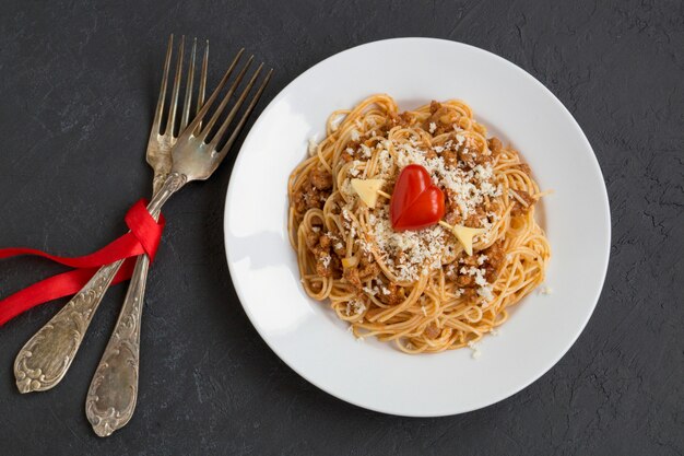 Spaghetti Bolognese. een traditioneel gerecht uit de Italiaanse keuken.