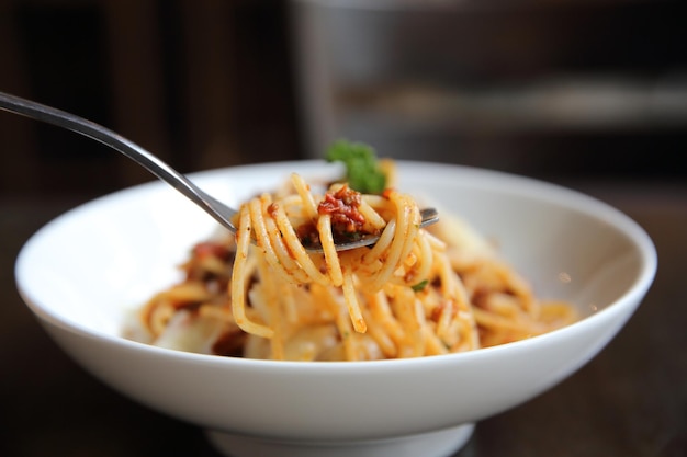 Spaghetti al ragù alla bolognese su legno