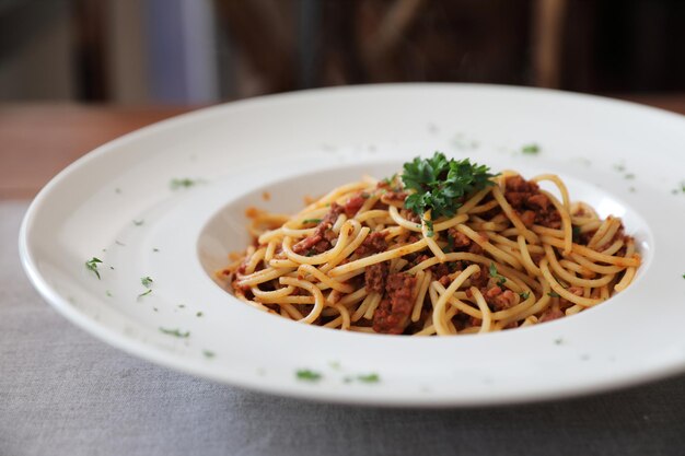 Spaghetti bolognese met tometosaus van rundvlees op houten tafel, Italiaans eten