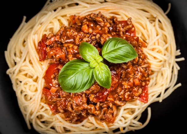 Spaghetti bolognese op donkere achtergrond