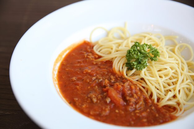 spaghetti bolognese op hout achtergrond