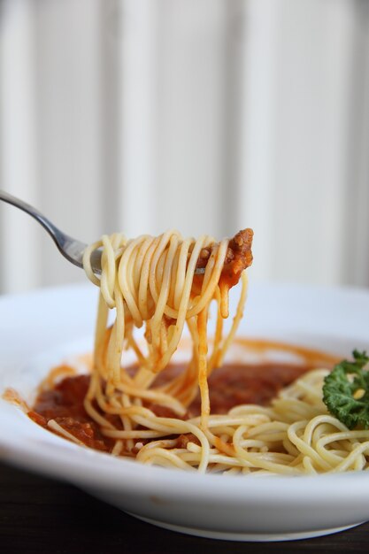 spaghetti bolognese op hout achtergrond