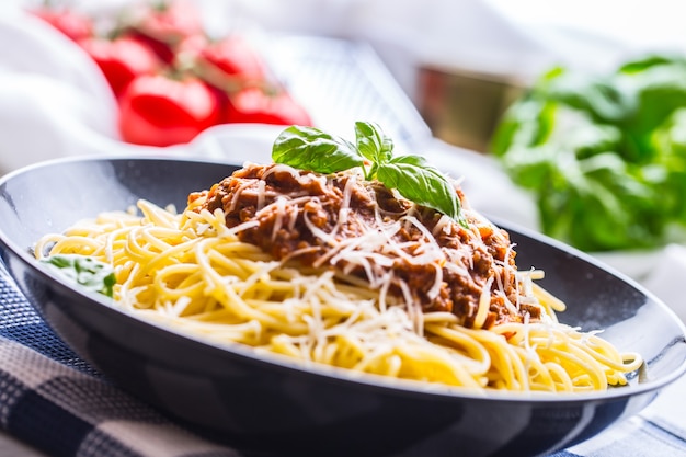 Спагетти болоньезе. Паста спагетти Болоньезе с базиликом и украшением в ресторане или дома.