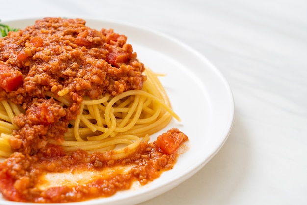 Spaghetti alla bolognese di maiale o spaghetti con sugo di pomodoro di maiale tritato, stile alimentare italiano