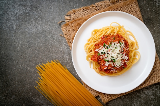 스파게티 볼로냐 돼지 고기 또는 다진 돼지 고기 토마토 소스 스파게티-이탈리아 음식 스타일